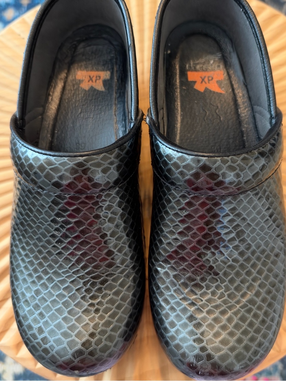 Dansko Pro XP clogs dark metallic/gray snakeskin patent leather Size 39/8.5 - Picture 2 of 11
